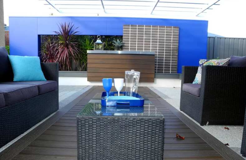 כך תבחרו דק סינטטי למרפסת – פתרון מודרני ונוח לתחזוקה